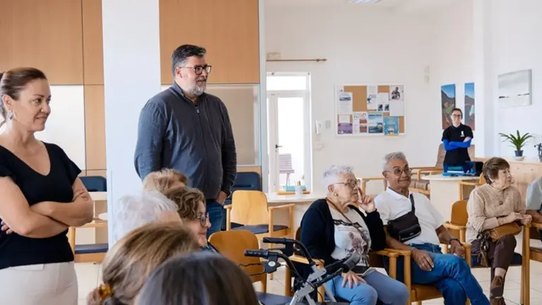 Isidro P&eacute;rez y Carmen Medina junto a los mayores del municipio.