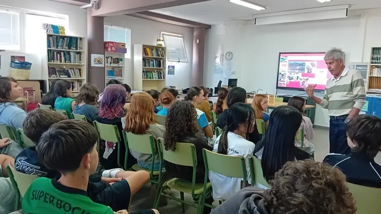J&oacute;venes durante una charla impartida sobre la transformaci&oacute;n tur&iacute;stica de Puerto del Carmen.