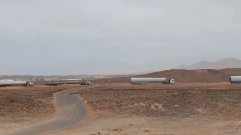 Imagen de los camiones que han transportado este mi&eacute;rcoles la infraestructura hasta Tinajo