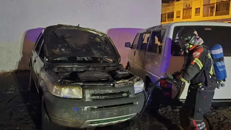 Estado en el que qued&oacute; el coche incendiado en la calle Tres de Mayo.