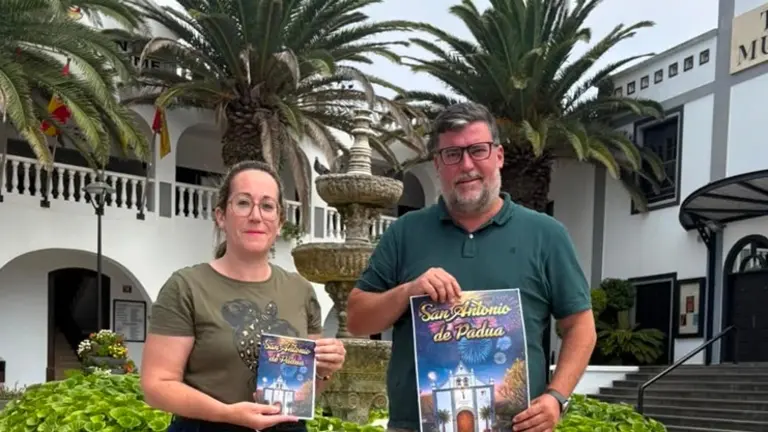 Isidro P&eacute;rez y Estefan&iacute;a Luzardo presentando el cartel de las fiestas de G&uuml;ime