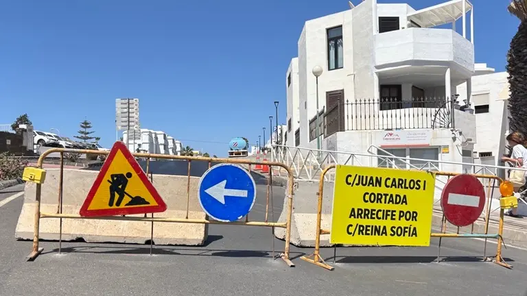 Calle Juan Carlos I cortada.