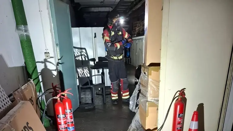Bombero del Consorcio durante la intervenci&oacute;n.