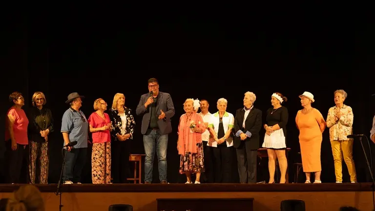 Isidro P&eacute;rez junto a lo mayores en el teatro de San Bartolom&eacute;.