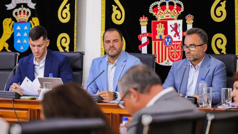 El alcalde de Arrecife, Yonathan de Le&oacute;n, y su primer teniente de alcalde, Echedey Eugenio, durante el pleno de este viernes