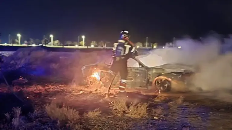 Imagen de los bomberos apagando el incendio del veh&iacute;culo