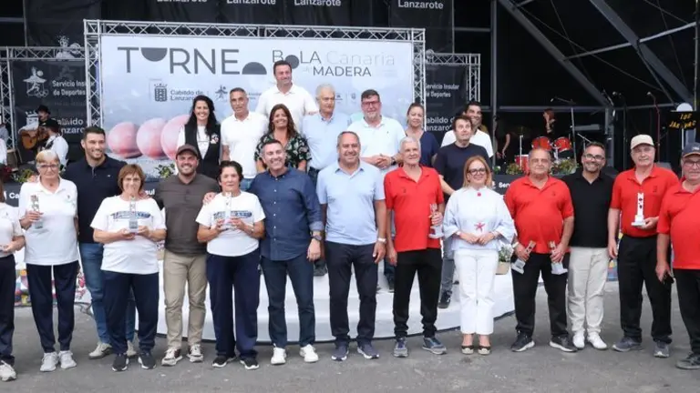 El presidente del Cabildo, Oswaldo Betancort, y los alcaldes de los siete municipios en un d&iacute;a entra&ntilde;able y ventoso en Lanzarote