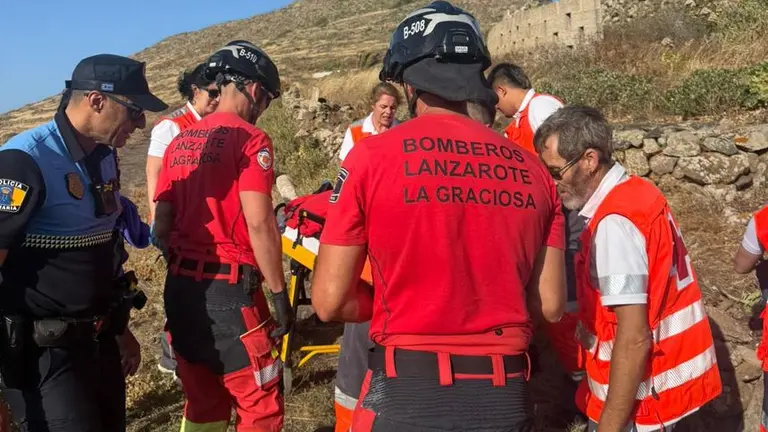 Momento de la asistencia de los bomberos y del personal sanitario