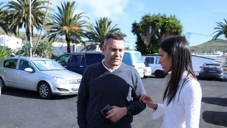 El presidente del Cabildo, Oswaldo Betancort, en Har&iacute;a junto a su consejera de Juventud y secretaria local de Coalici&oacute;n Canaria, Aroa Revelo