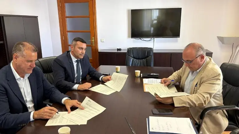 Momento de la entrada del presidente del Cabildo y del Consorcio del Agua a las instalaciones controladas por Canal Gesti&oacute;n y la firma de los documentos de la acci&oacute;n que se produjo la semana pasada.