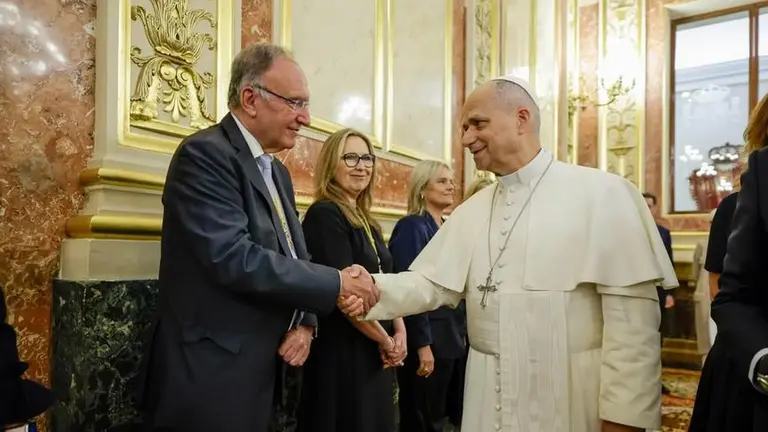 El senador lanzarote&ntilde;o saludando al Papa