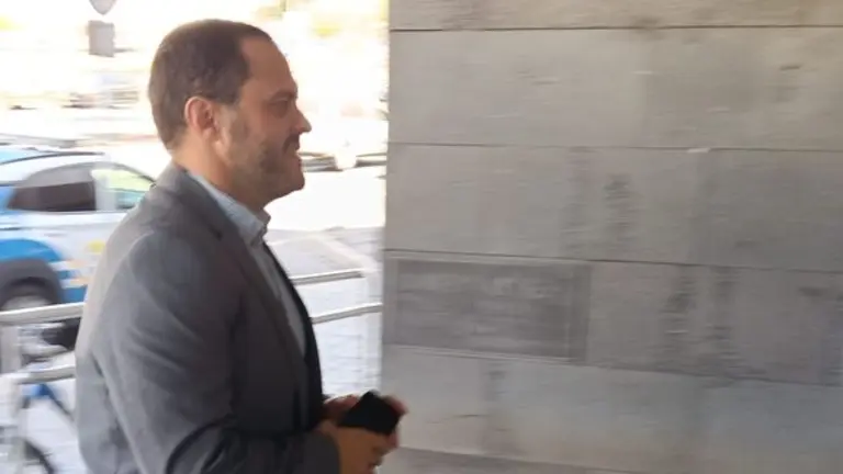 El alcalde de Arrecife entrando a declarar en los juzgados de la capital.