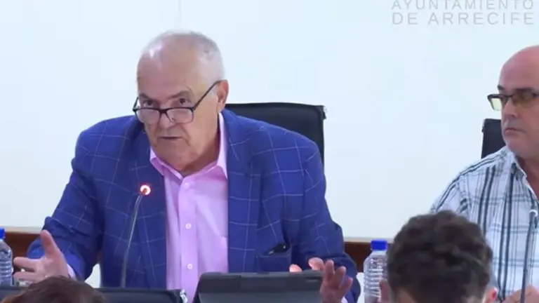 Eugenio Hern&aacute;ndez y Enrique Barrios en uno de los plenos celebrados este a&ntilde;o en Arrecife.