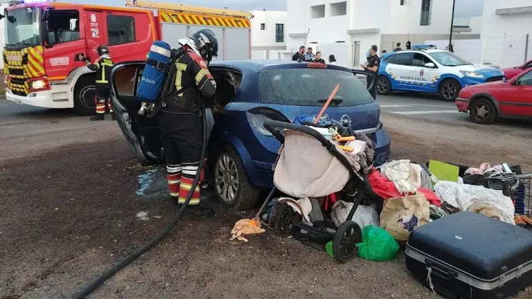 Materiales que sacaron los bomberos del coche incendiado en el barrio de San Francisco Javier.