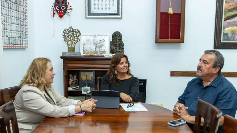 La alcaldesa de Teguise, Olivia Duque, con la directora del Instituto Canario de la Vivienda (ICAVI), Mar&iacute;a del Pino de Le&oacute;n, y el consejero de Vivienda del Cabildo de Lanzarote, Miguel &Aacute;ngel Jim&eacute;nez.
