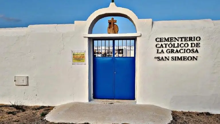 Imagen de la entrada al cementerio de La Graciosa