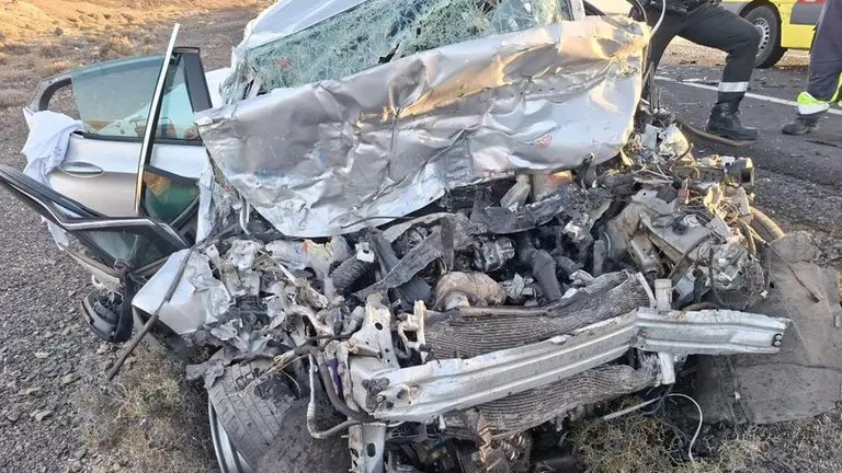 Imagen de c&oacute;mo qued&oacute; el coche totalmente destrozado tras el impacto