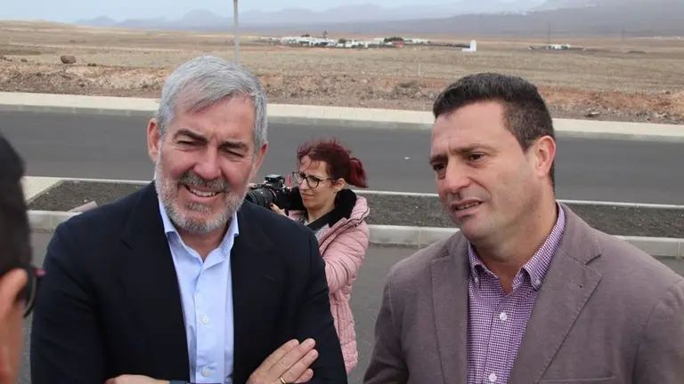 &Oacute;scar Noda con Fernando Clavijo durante su &uacute;ltima visita a Yaiza.