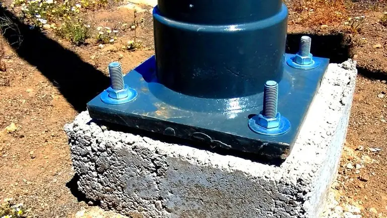 Imagen de los anclajes de una de las pol&eacute;micas farolas instaladas en Masdache