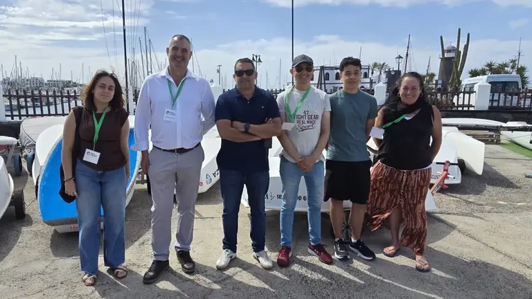 Yon&eacute; Caraballo con el equipo del Comit&eacute; Local de Yaiza de Nueva Canarias en el puerto Marina Rubic&oacute;n.