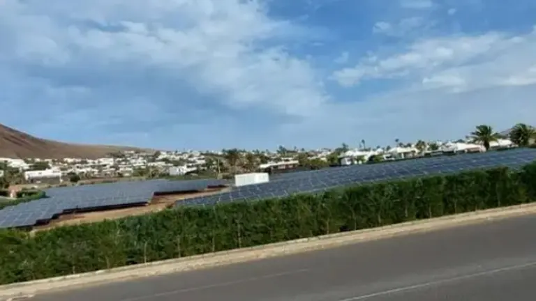 Imagen de una zona de placas solares en Playa Blanca. 