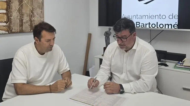 Antonio Roc&iacute;o junto al alcalde Isidro P&eacute;rez repasando las cuentas.