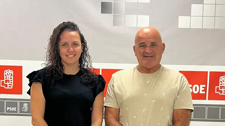 Imagen de los dos concejales que tiene el PSOE en Tinajo. 