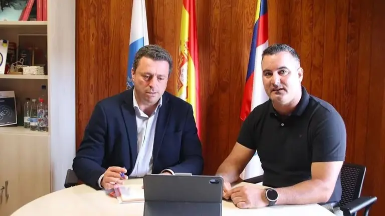 &Oacute;scar Noda, alcalde de Yaiza, junto al concejal de Deportes, &Aacute;ngel Lago.