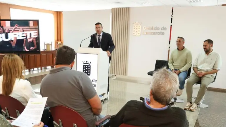 El presidente del Cabildo este mi&eacute;rcoles anunciando el concierto con el alcalde de Har&iacute;a al lado.