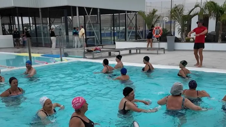 Los mayores nadando en la piscina de Puerto Calero.