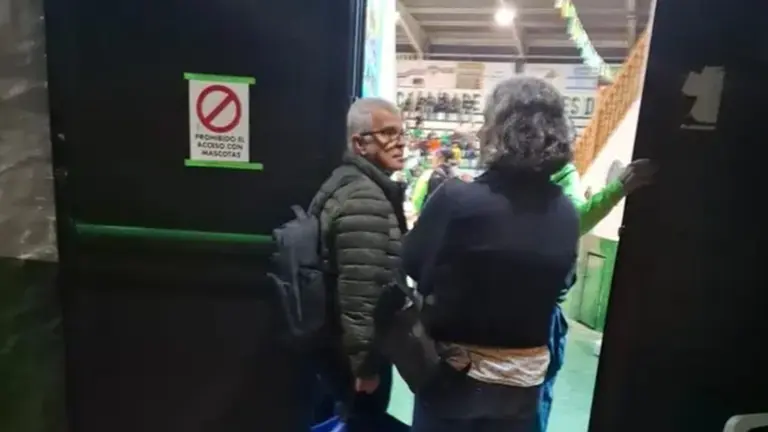 El prestigioso doctor Antonio Ramos Gordillo acudiendo a hacer un control en una luchada de Fuerteventura.