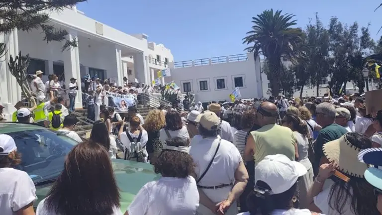 Imagen de la gente concentrada este s&aacute;bado por la ma&ntilde;ana en la puerta del viejo Hospital Insular de Arrecife