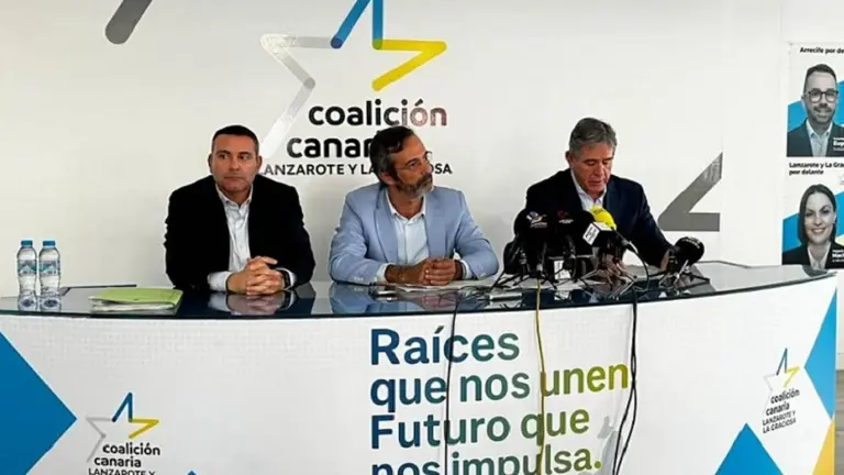 Oswaldo Betancort, Pedro San Gin&eacute;s y Erasmo Garc&iacute;a en una rueda de prensa que hicieron para abordar el tema del Hospital Insular. 