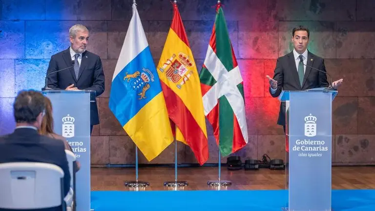 El presidente de Canarias, Fernando Clavijo, y el Lehendakari del Gobierno Vasco, Imanol Pradales.