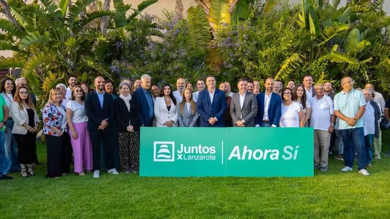 Imagen de los integrantes de la nueva federaci&oacute;n y de los invitados del evento.