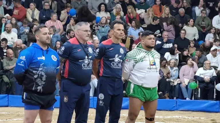 Capitanes del Tinajo Elecmor y el San Bartolom&eacute; Graficame Faycan Automoci&oacute;n.