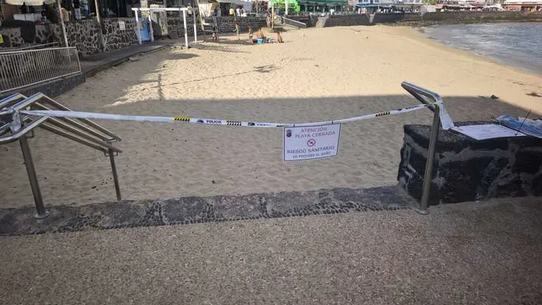 Cartel informando del cierre de la playa.