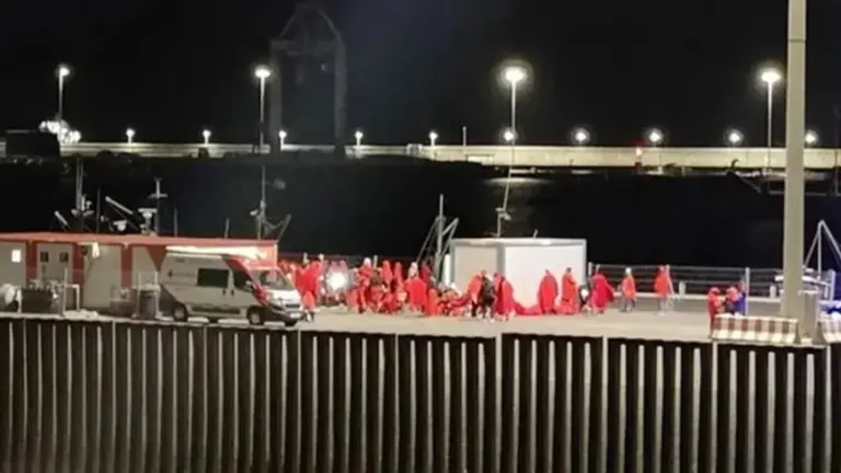 Imagen de la llegada a Puerto Naos de otro grupo de inmigrantes de noche.