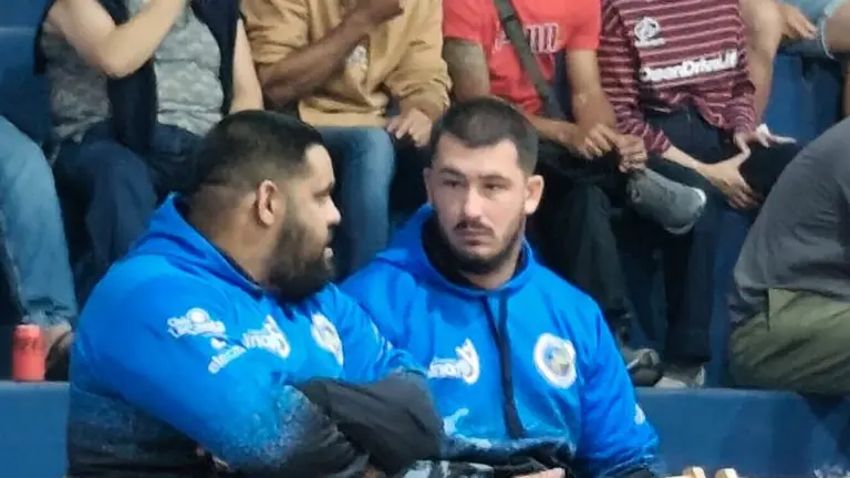 Catarino intercambiando opiniones con uno de sus compa&ntilde;eros.