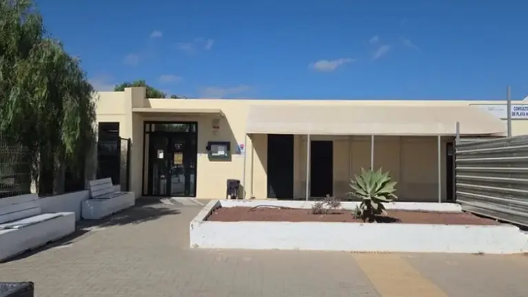 Imagen de la entrada del actual centro de salud de Playa Honda. 