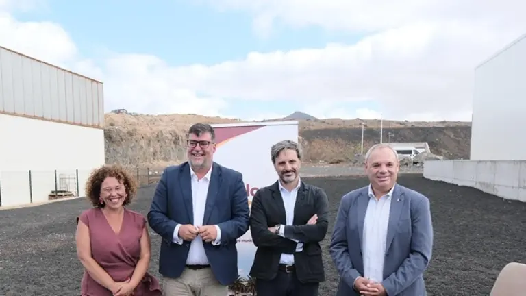 Isidro P&eacute;rez y Marlene Romero junto a los representantes de ILUNION.