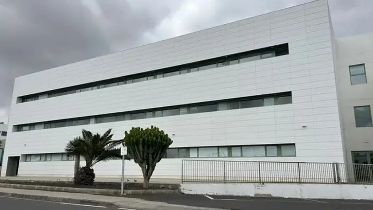 Imagen del edificio que se construy&oacute; al lado del Hospital y que todav&iacute;a no se ha utilizado tras a&ntilde;os de su creaci&oacute;n. 