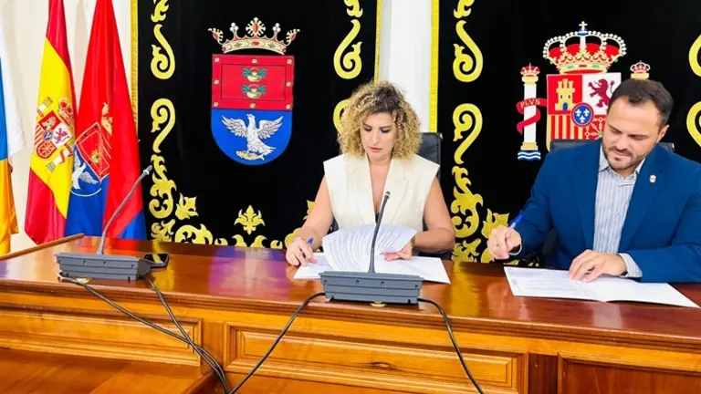 El alcalde de Arrecife Yonathan de Le&oacute;n y la portavoz del PP, y concejala de Deportes, Eli Merino, anuncian la convocatoria de las subvenciones deportivas 