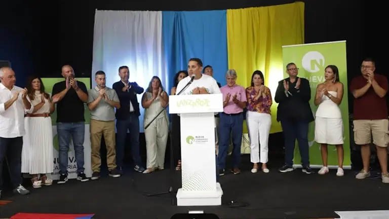 Yon&eacute; Caraballo aplaudido por sus compa&ntilde;eros en el momento en el que anunci&oacute; su candidatura.