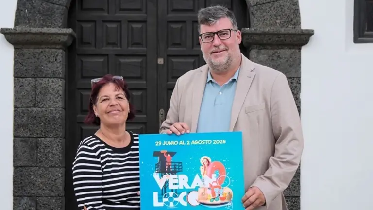 Isidro P&eacute;rez y Alma Gonz&aacute;lez presentando la campaña Verano Loco.