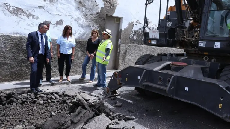 Oswaldo Betancort, Olivia Duque, Mar&iacute;a Jes&uacute;s Tovar y Eugenio Robayna en la calle Jos&eacute; Betancort.