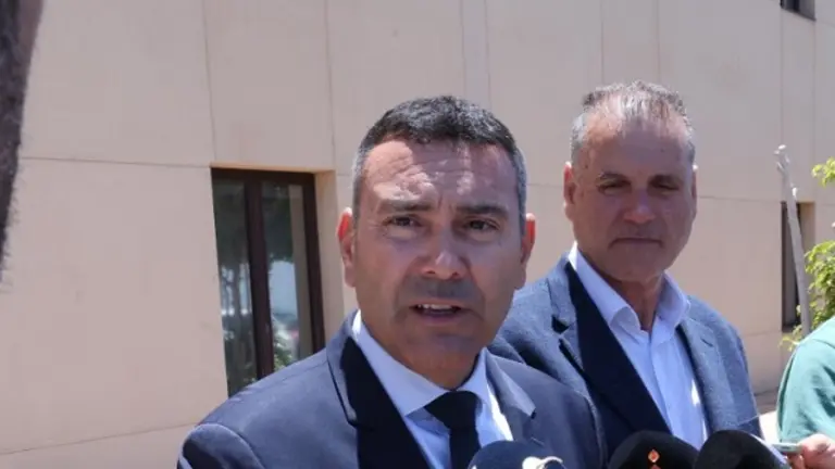 Oswaldo Betancort y Domingo Cejas atendiendo a los medios de comunicaci&oacute;n en la puerta del nuevo Servicio Integral del Agua.