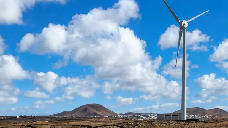 Imagen del molino de viento que se ha instalado en La Santa para el plan de regad&iacute;o.