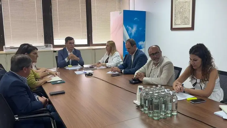 Pablo Rodr&iacute;guez con los representantes de los ayuntamientos canarios