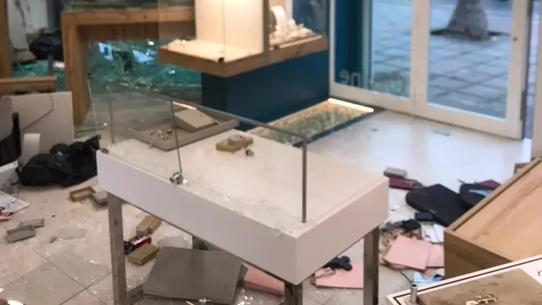 Interior del comercio afectado en Puerto del Carmen por el intento de robo.